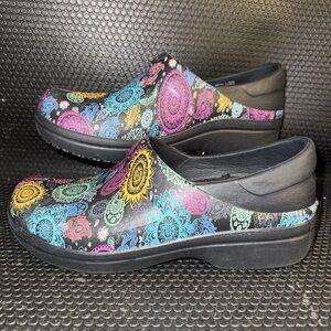 Crocs Dual Comfort Neria Pro II Paisley Print Non Slip Women’s Nurse Clogs Sz 10
